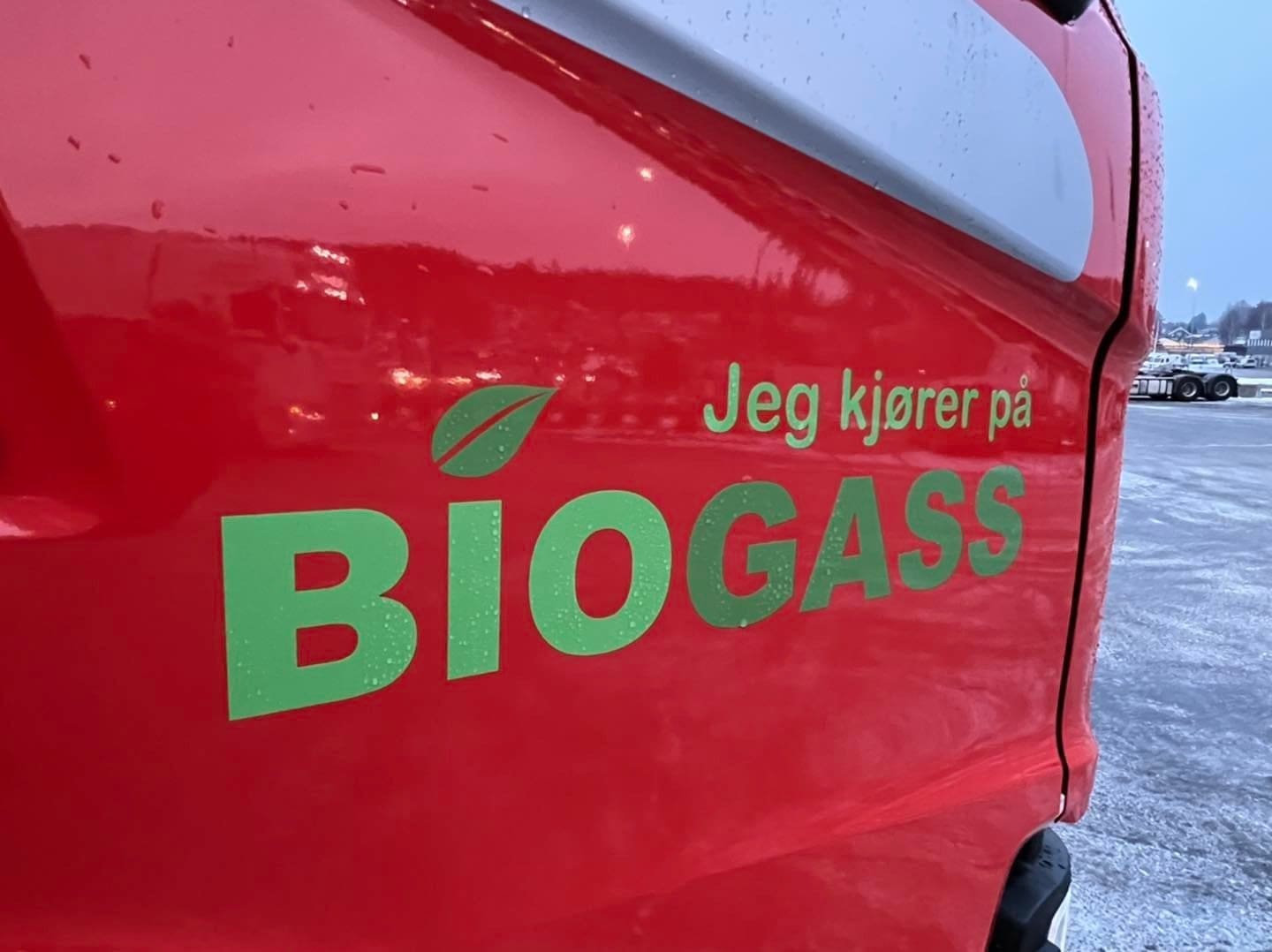 Teksten "Jeg kjører på Biogass" på klimanøytral bil